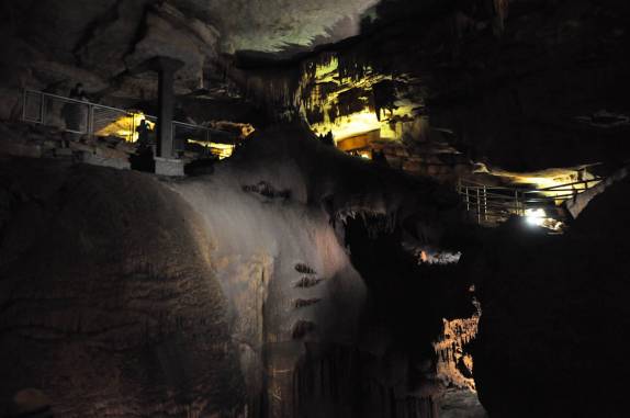 Salão todo decorado na Mammoth Cave, Parque Nacional no Kentucky, Estados Unidos